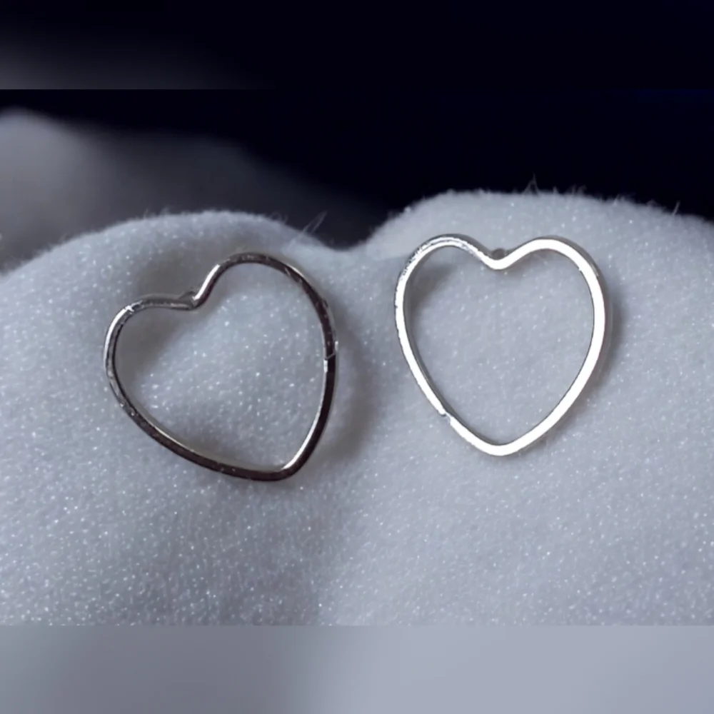 💥3/$12 Silver Hollow Heart Earrings
